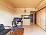 リビング/ダイニング：【リビング】ご家族が自然と集まる心地よい空間で、ソファやダイニングセットを配置してもゆとりのある住空間を実現。くつろぎの時間をより快適に演出します。