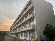東部中学校　765ｍ　徒歩約10分。3つの文化部と7つの運動部があります。（2023年現在）