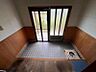玄関：【西側平屋建て】玄関です。玄関ドアからやさしい光が差し込む明るい玄関になっております。