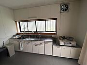 【東側2階建て】キッチンです。小窓からの光が手元を照らしてくれます。収納力があるのも嬉しいポイントです。