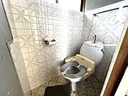 【東側2階建て】トイレです。タイル張りの壁はオシャレでお掃除もしやすそうですね♪