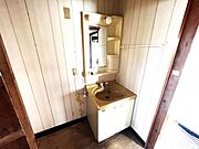 【西側平屋建て】洗面室です。壁紙と柱の色調がモダンな雰囲気で素敵ですね♪