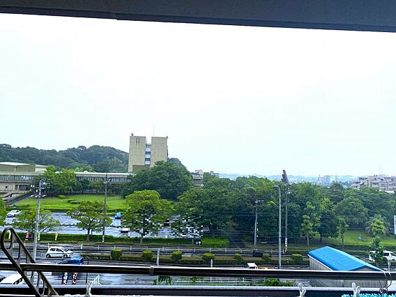窓の外に広がる...