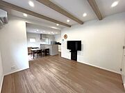 【リビング】約17.7帖の広々LDKは開放感あふれる梁見せ天井でおしゃれな空間です♪