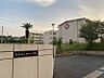 周辺：新田小学校まで　1600m　徒歩約20分●2010年頃に建て替えられた校舎の入り口には登竜門と呼ばれる彫刻があります。地域の皆様との関わりをもてる行事も多数行っています。