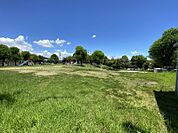 つつじが丘4号公園まで　300m　徒歩約4分　ブランコやすべり台などの遊具のある木々に囲まれた公園。