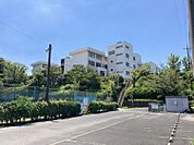 八幡中学校まで　1600m　徒歩約20分　避難された方が困らないように防災機器管理材を常備してます。年一回体育の部・文化の部の二日間にわたって行われる「飛翔祭」という行事があります。