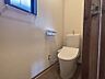 トイレ：水洗浄便座でトイレのあとも清潔に。小窓があり、換気ができるのもうれしいポイントです！