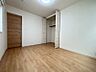 室内：木目のフローリングが暖かみのある室内に。お掃除もラクチンなフローリングのお部屋です♪