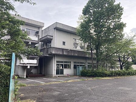 名和中学校まで 1098m 徒歩約14分●校訓「自主 協調 剛健」 「ひびけ歌声とどけ心に」をテーマに合唱に力を入れた特色ある学校づくりを展開している中学校です。