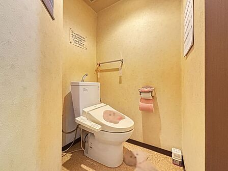 便利なタオルハンガー付きのトイレ。ゆとりある空間のため体格が大きい方も快適です◎