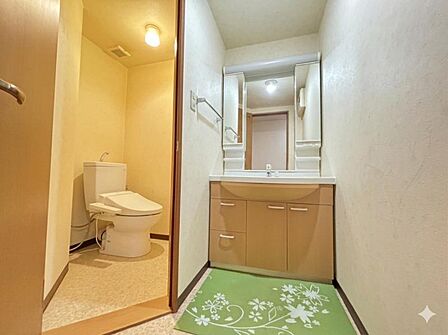 独立洗面台で朝の身支度も楽々です!玄関に近いためすぐに手を洗えて衛生的♪