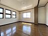 室内：窓の多いお部屋なので明るくお部屋を照らして、風通しも良好です！