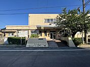 寺本保育園まで　722m　徒歩約10分●受入年齢；生後4か月～。定員180人。午前7時から午後6時まで。自立できるような支援をしてくれる保育園。