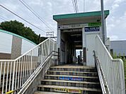 八幡新田駅まで　1598m　徒歩約20分●無人駅で上下線共に知多半田、太田川寄りに駅舎が設置されている。駅から徒歩約6分のところに東海市循環バス「陀々法師」乗り場あり。
