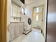 洗面室はうれしい窓付きで換気もしやすく、湿気がこもりにくいので毎日清潔に保てます！