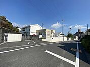 知多クロスこども園まで　80m　徒歩約1分●木の温もりのある室内環境、温かみのあるおもちゃなどの環境整備に力を入れています。また、定期的に音楽指導(わらべ歌など)の時間を取っています。