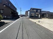 見通しの良い直線道路。毎日の駐車も安心です！