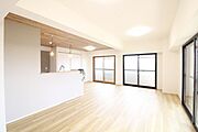 角部屋ならではの開放感と採光が魅力。風通しも良く、毎日が明るく快適です！