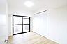 室内：大きな窓からたっぷりと陽光が注がれる明るい空間です！
