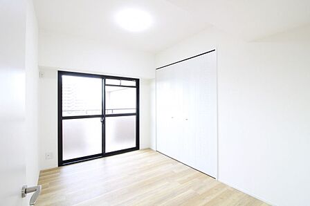 大きな窓からたっぷりと陽光が注がれる明るい空間です!