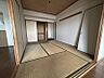 室内：リビングに隣接した和室です。客間としても家族のくつろぎの部屋としても、使い方いろいろです！畳の温かみはフローリングにはない良さです◎