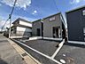 外観：コンビニやスーパーが徒歩圏内！