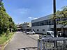 周辺：八幡小学校まで徒歩約24分●校訓「強くてじょうぶな　心とからだ、よくはたらく　頭と手、きまり正しく　ぎょうぎよく」、八幡らしさをもった愛される学校を目指しています。