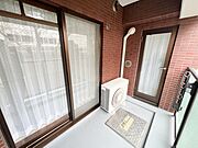 リビングと洋室の2部屋から出入り可能なバルコニー