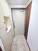 収納力のある大きめシューズボックス付きで散らかりがちな玄関もすっきり保てます