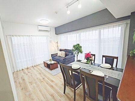 眺望良好な4階角部屋。L字バルコニーがリビングに心地よい開放感をプラス