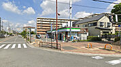 ファミリーマート摂津三島店(コンビニ)まで263m