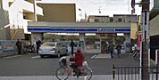 ローソンJR茨木東口店(コンビニ)まで303m
