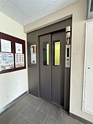 エレベーター付きのマンションはやはり便利です。防犯カメラ装備で安心です。