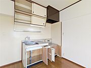 キッチン周りのアレンジも可能。棚の追加やカラー変更など、自分好みに整えられます。DIYチャレンジにぜひ！