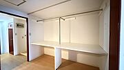 扉のない開放型クローゼット。“魅せる収納”でショップライクな空間演出を楽しめます