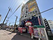 駅から徒歩約5分！視認性ばっちりの外観です