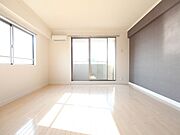 洋室12.3帖　2面採光　エアコン完備　バルコニー