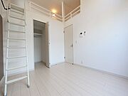 洋室5.7帖　ロフト6.8帖（収納にも寝室にも使えます）