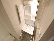 脱衣所　独立洗面台（シャンプードレッサー付）収納スペース有