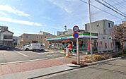 ファミリーマート 柳原二丁目店（コンビニ）（20m）