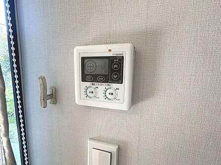 一日の中で多くの時間を過ごすリビングだからこそ、いつも穏やかで心地の良い空間を。足元からじんわり暖まる床暖房を標準装備。空気や肌が乾燥しにくく、また塵や埃も舞い上がりません。