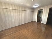 ゆったりとした時間が流れるくつろぎのＬＤＫ。ご家族との会話を中心に考えた一体感のある間取りになっています。陽光をしっかり取り入れた、明るく広々としたリビング空間は家族団欒の場に最適です。