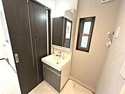 大きな三面鏡、実用性と機能美を兼ね備えた先進の洗面化粧台。ノズルが伸びお手入れもしやすくなっています。リネン類、ストック用品もしまえる豊富な収納量でスッキリ綺麗な空間を保っておけます。