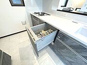 キッチンには食洗機が標準装備。水道代の節約や奥様の家事の負担を減らしてくれます。【2026年5月撮影】