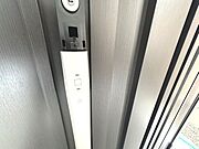 ボタンを押してカードをかざすだけで施解錠ができ、一度の操作で2ロックが可能。カード紛失時もカードの再登録をするだけ。従来のようにシリンダーごと交換する手間も省けます。