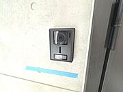来客が一目でわかるカラーモニターインターフォン。シンプルな操作でお子さまも使いやすい設定。 