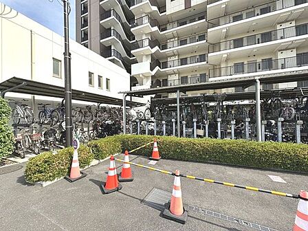 敷地内に駐輪場あります。(空・料金要確認)