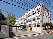 鹿浜第一小学校 昭和41年開校、「よく考えて 進んでやりぬく子」 「あかるく強く たくましい子」「みんな仲よく 助け合う子」が学校教育目標。令和4年現在児童数543名（450m）
