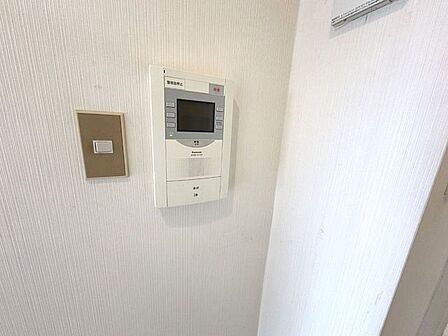 来客が一目でわかるモニターインターフォン。シンプルな操作でお子さまも使いやすい設計